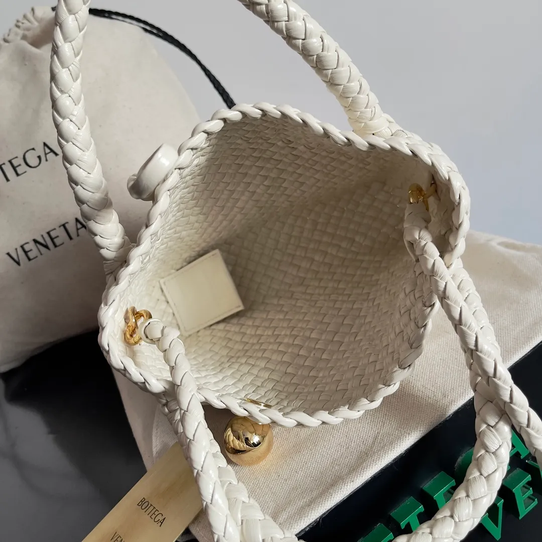 Batch 3760 BV collectible small woven handbags are really YYDS!! Bottega Veneta’s most classic small woven handbags are back! ! We use the highest quality leather with the highest craftsmanship❤️ to create the most expensive works. We have created the Intrecciato leather weaving process❤️ This unique traditional exclusive leather weaving method has not only become our logo but also reflects the time-consuming and labor-intensive craftsmanship of our products❤️ The new TOSCA handbag must be a selection worth collecting🆕 Style number: 776755 Size: 20*15.5*7cm